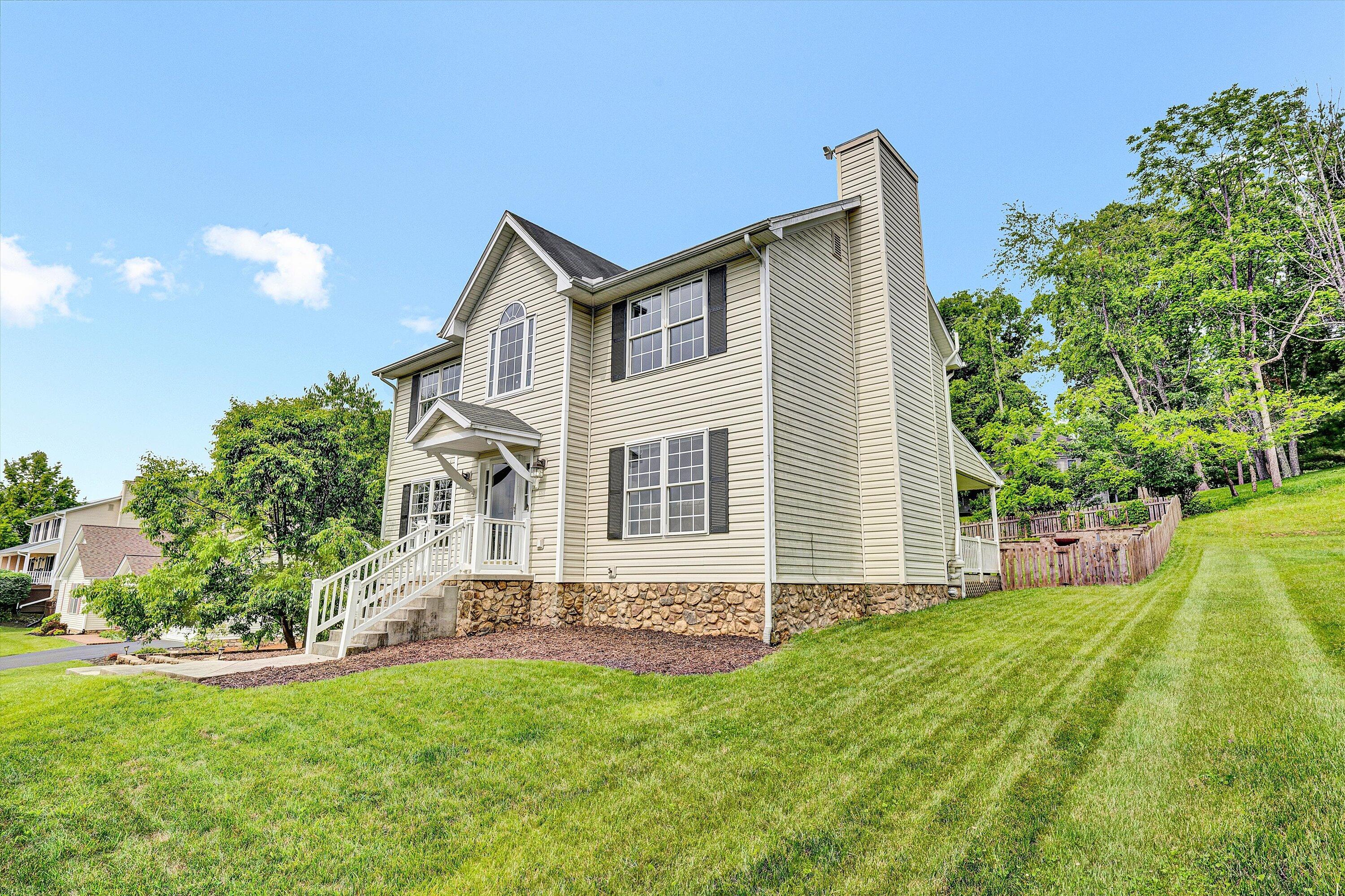 135 Sapphire Ave, Christiansburg, Virginia image 2