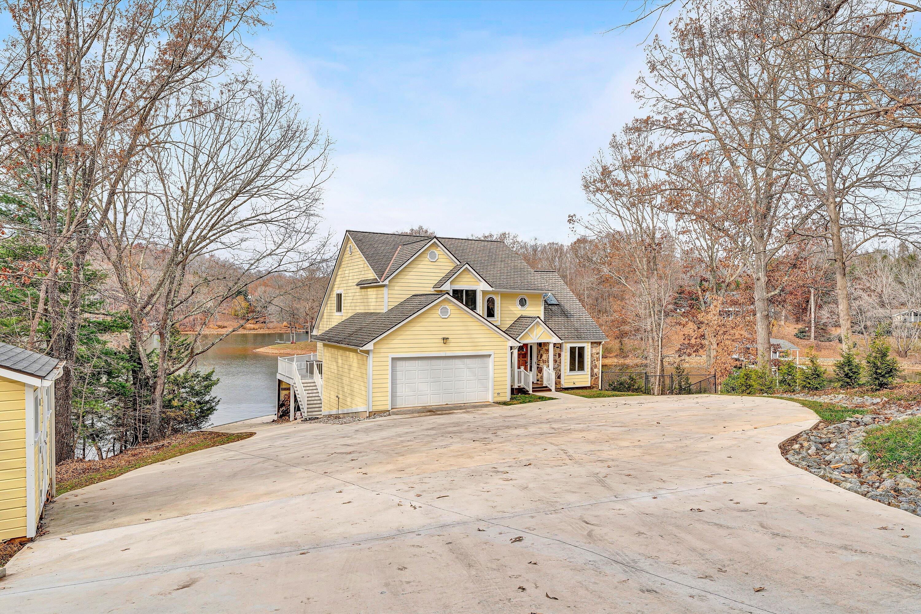 Wirtz, Virginia, 24184, United States, 5 Bedrooms Bedrooms, ,4 BathroomsBathrooms,Residential,Active,2032425
