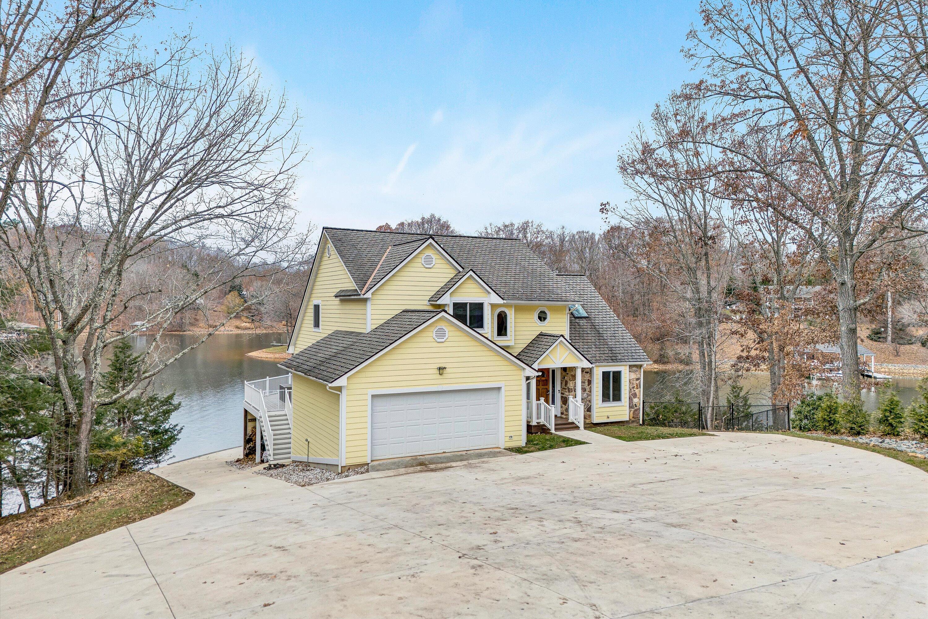 Wirtz, Virginia, 24184, United States, 5 Bedrooms Bedrooms, ,4 BathroomsBathrooms,Residential,Active,2032425