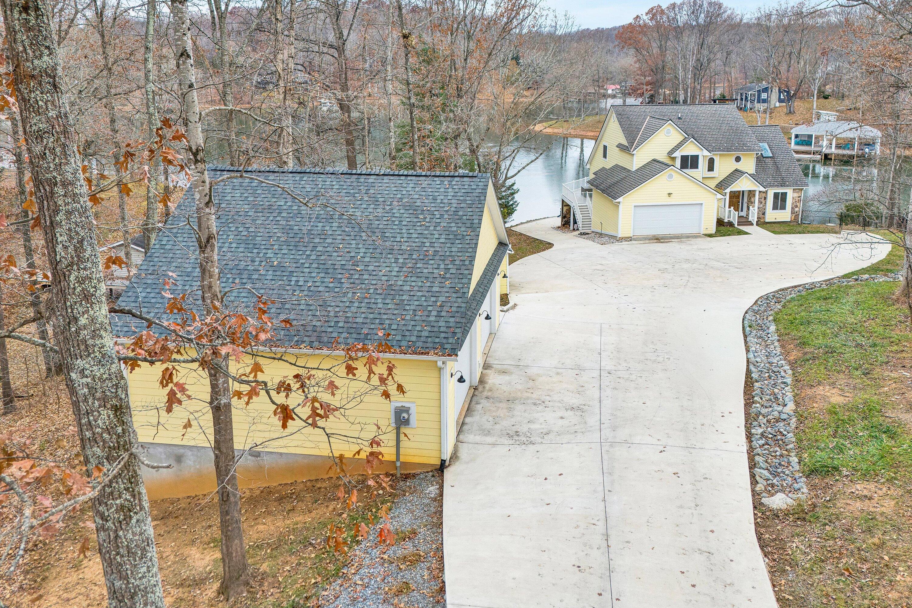 Wirtz, Virginia, 24184, United States, 5 Bedrooms Bedrooms, ,4 BathroomsBathrooms,Residential,Active,2032425