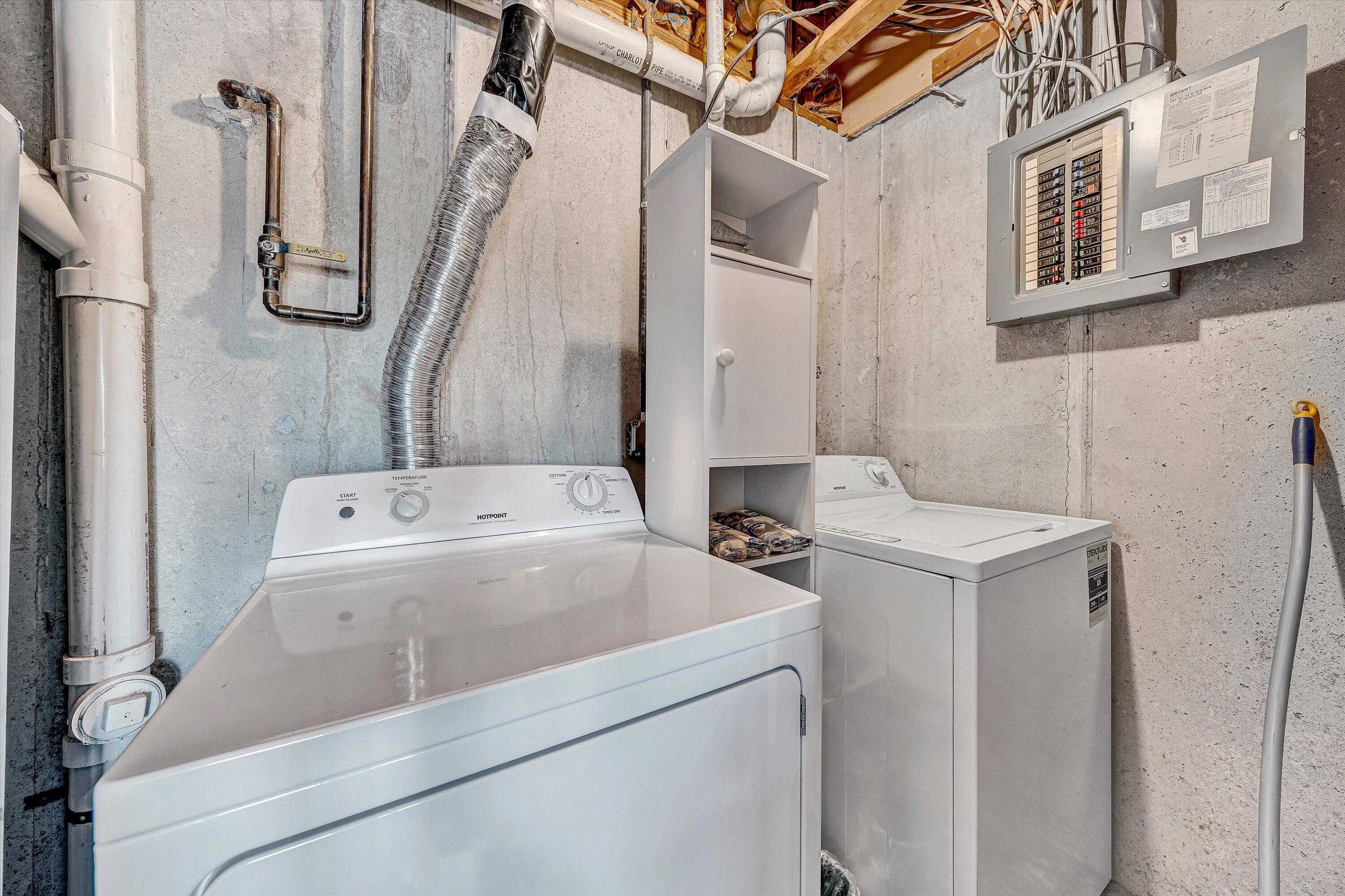 Moneta, Virginia 24121, United States, 3 Bedrooms Bedrooms, ,4 BathroomsBathrooms,Residential,Active,228033