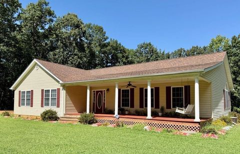 Photo of 100 Flamingo RD, Bassett, VA 24055 (MLS # 922220) Photo of 100 Flamingo RD, Bassett, VA 24055 (MLS # 922220)
