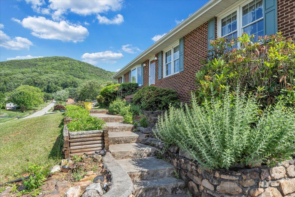8137 Hunters Trl, Roanoke, Virginia image 5