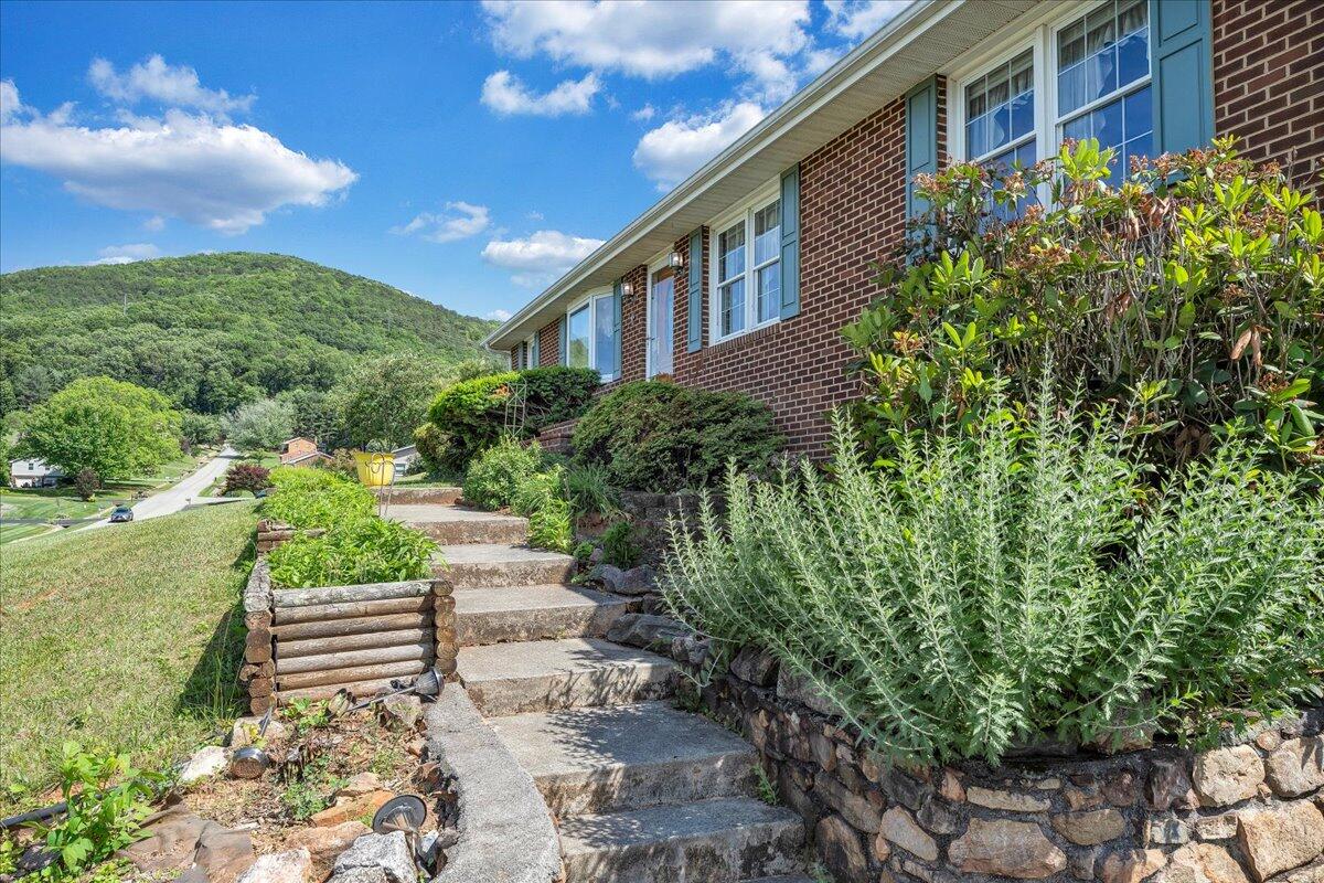 8137 Hunters Trl, Roanoke, Virginia image 2