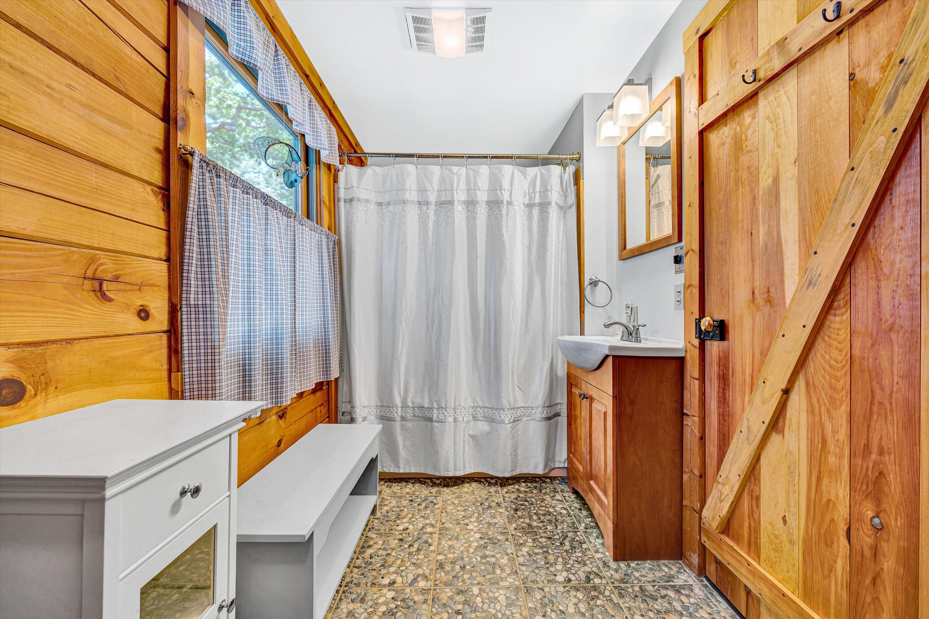 Moneta, Virginia 24121, United States, 4 Bedrooms Bedrooms, ,4 BathroomsBathrooms,Residential,Pending,143572