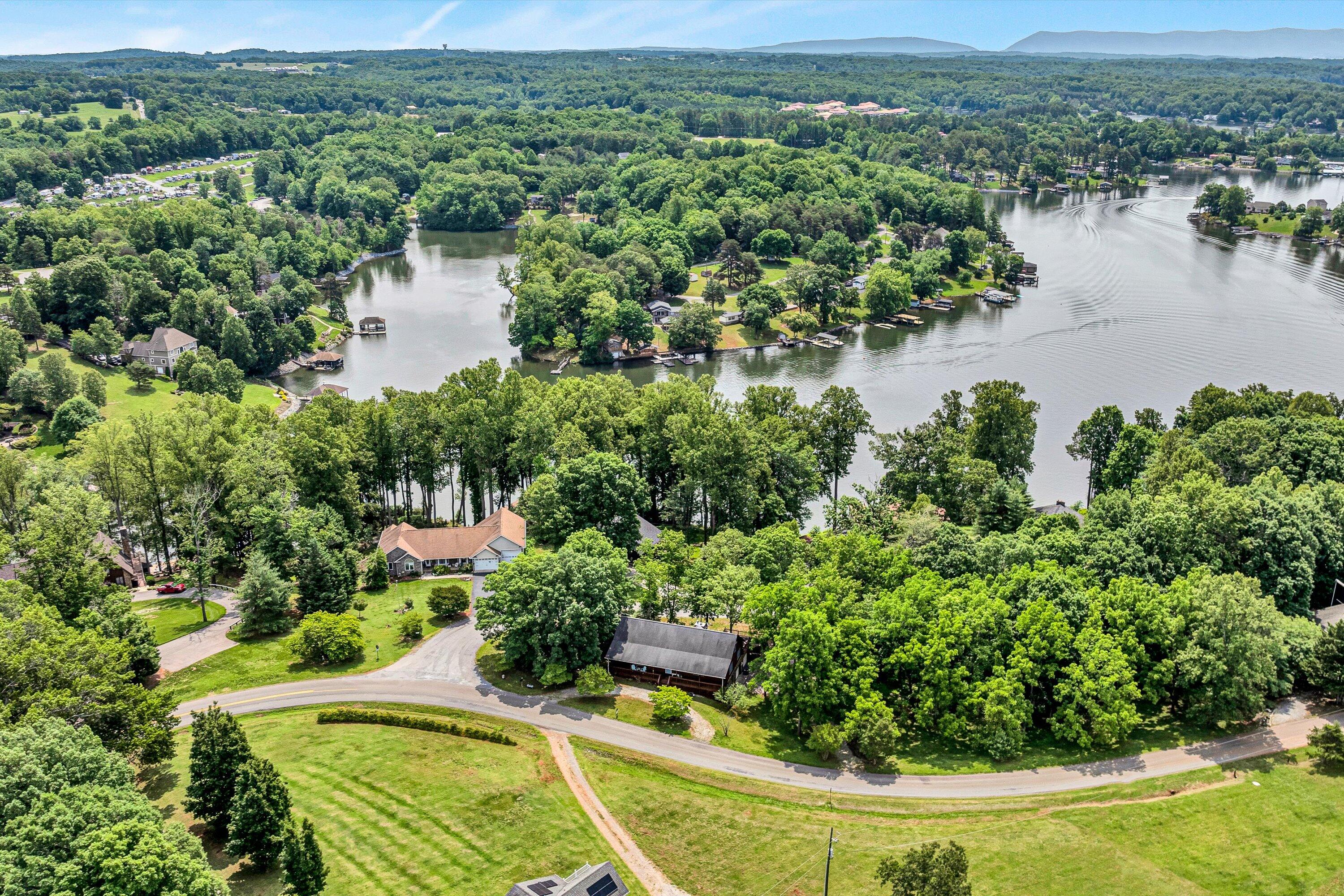 Moneta, Virginia 24121, United States, 4 Bedrooms Bedrooms, ,4 BathroomsBathrooms,Residential,Pending,143572