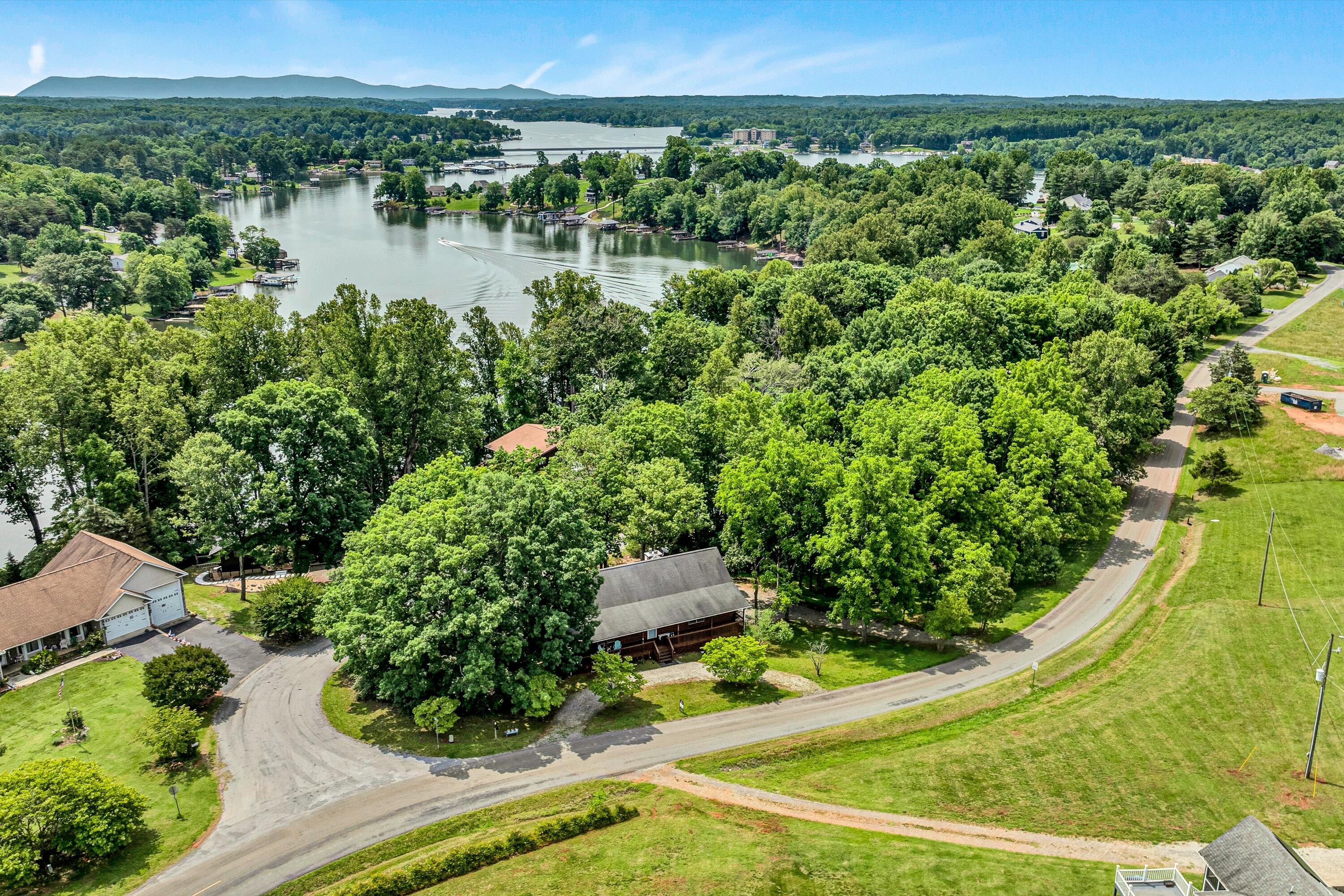 Moneta, Virginia 24121, United States, 4 Bedrooms Bedrooms, ,4 BathroomsBathrooms,Residential,Pending,143572