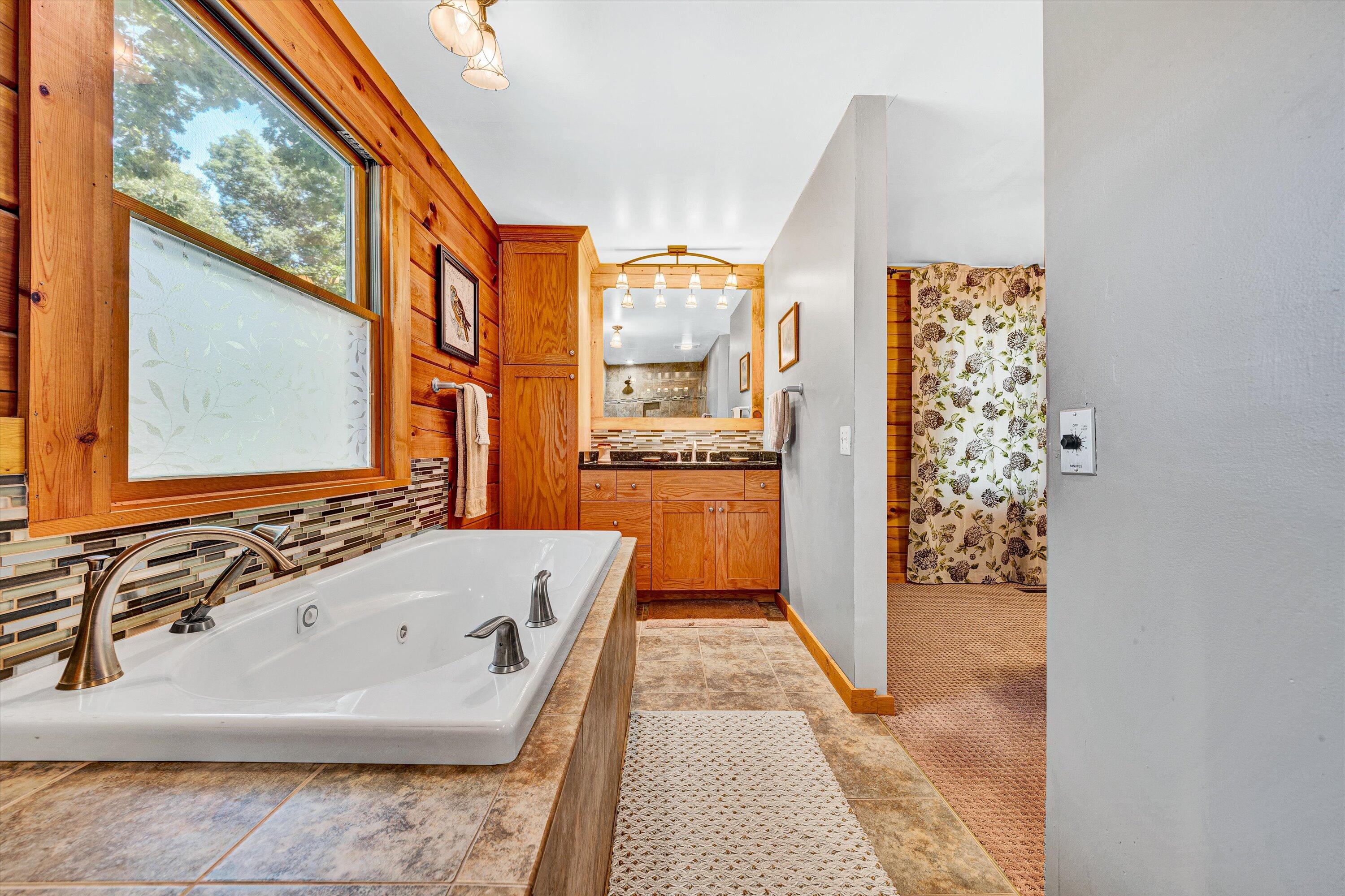 Moneta, Virginia 24121, United States, 4 Bedrooms Bedrooms, ,4 BathroomsBathrooms,Residential,Pending,143572