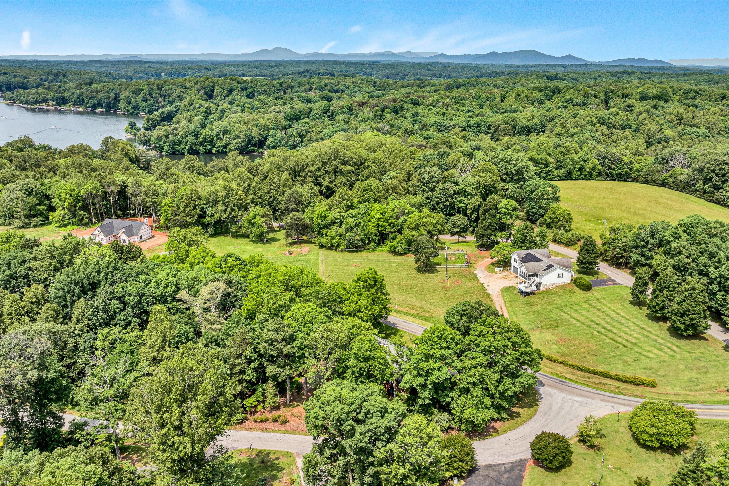 Moneta, Virginia 24121, United States, 4 Bedrooms Bedrooms, ,4 BathroomsBathrooms,Residential,Pending,143572