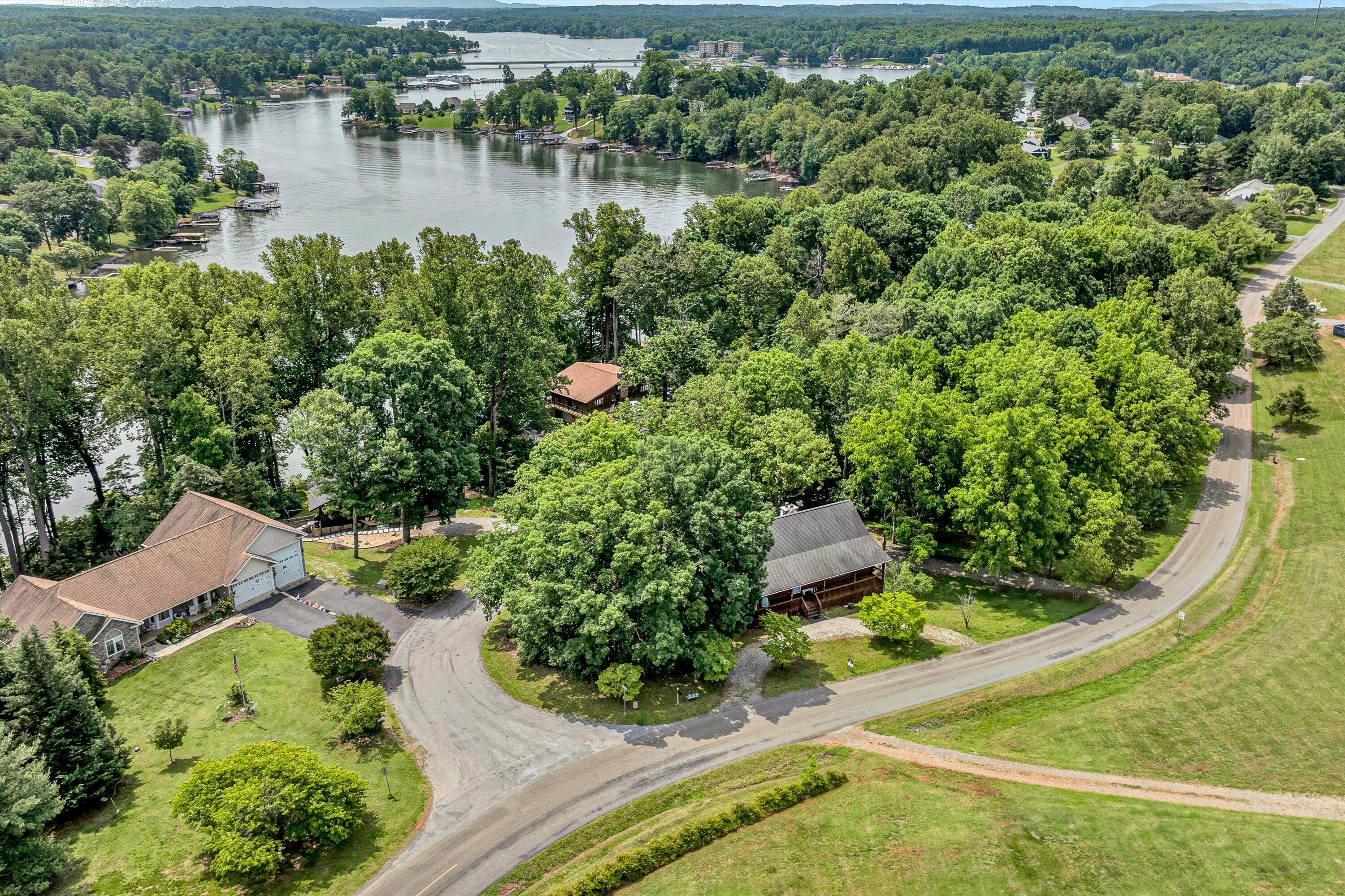 Moneta, Virginia 24121, United States, 4 Bedrooms Bedrooms, ,4 BathroomsBathrooms,Residential,Pending,143572