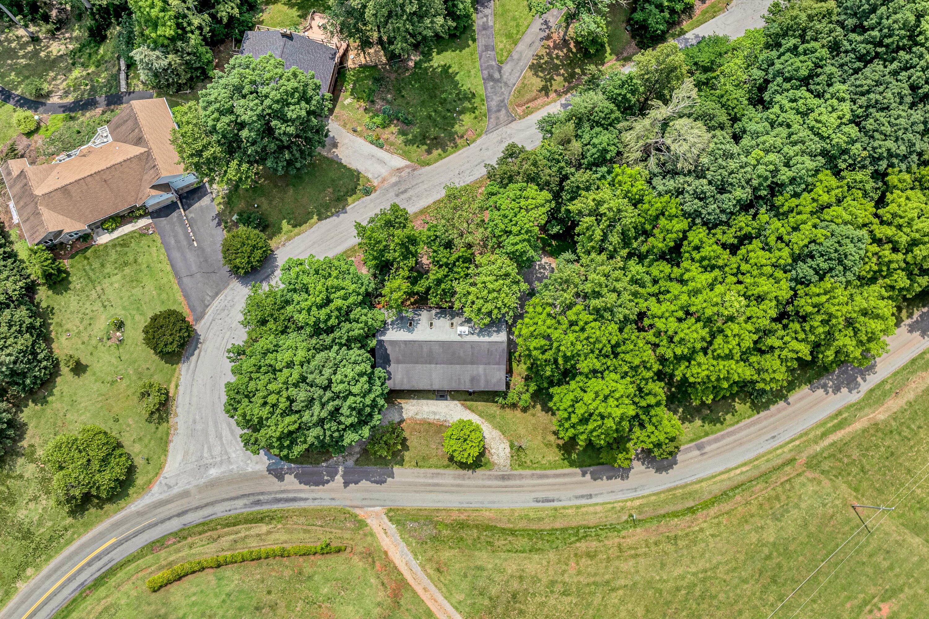 Moneta, Virginia 24121, United States, 4 Bedrooms Bedrooms, ,4 BathroomsBathrooms,Residential,Pending,143572