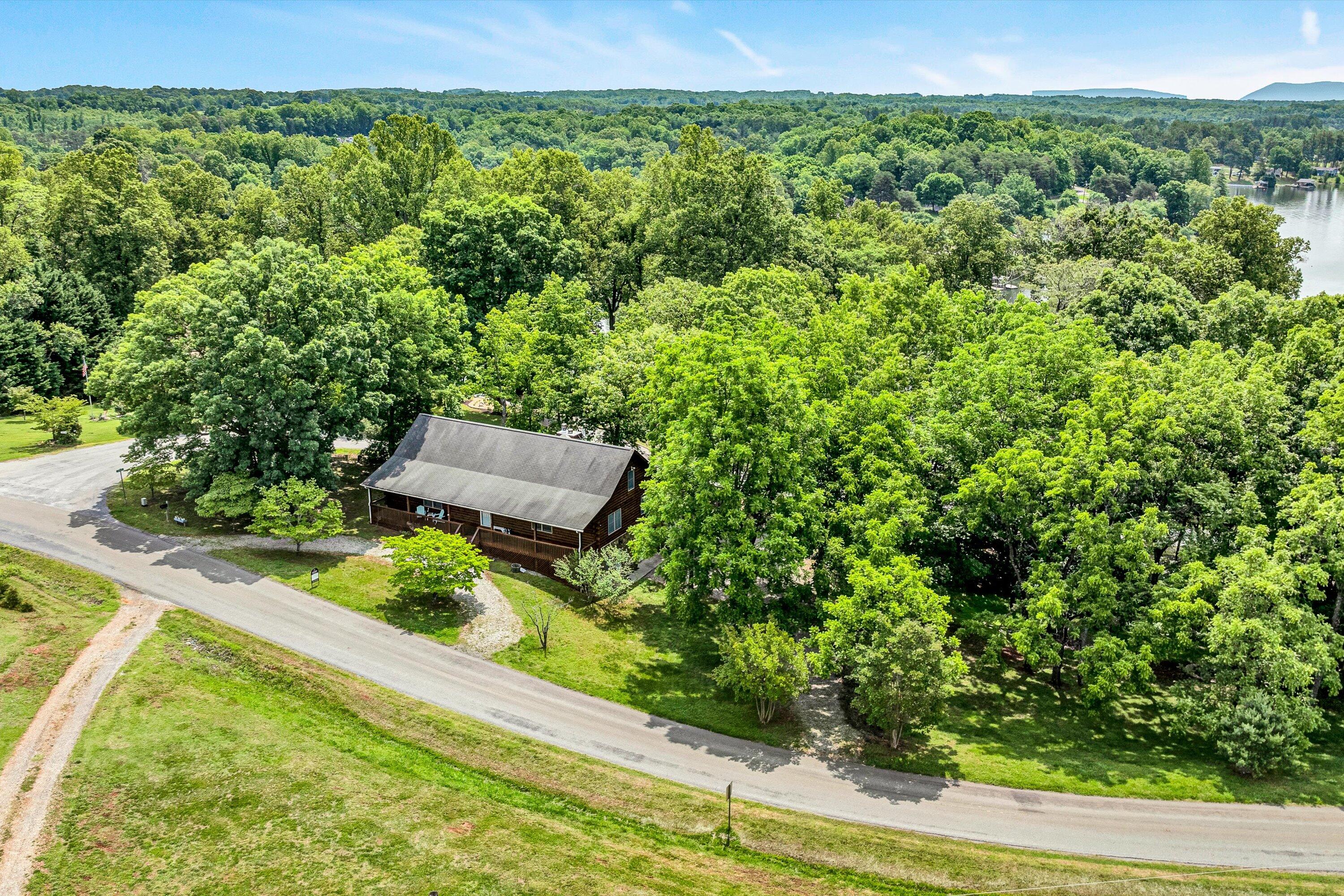 Moneta, Virginia 24121, United States, 4 Bedrooms Bedrooms, ,4 BathroomsBathrooms,Residential,Pending,143572