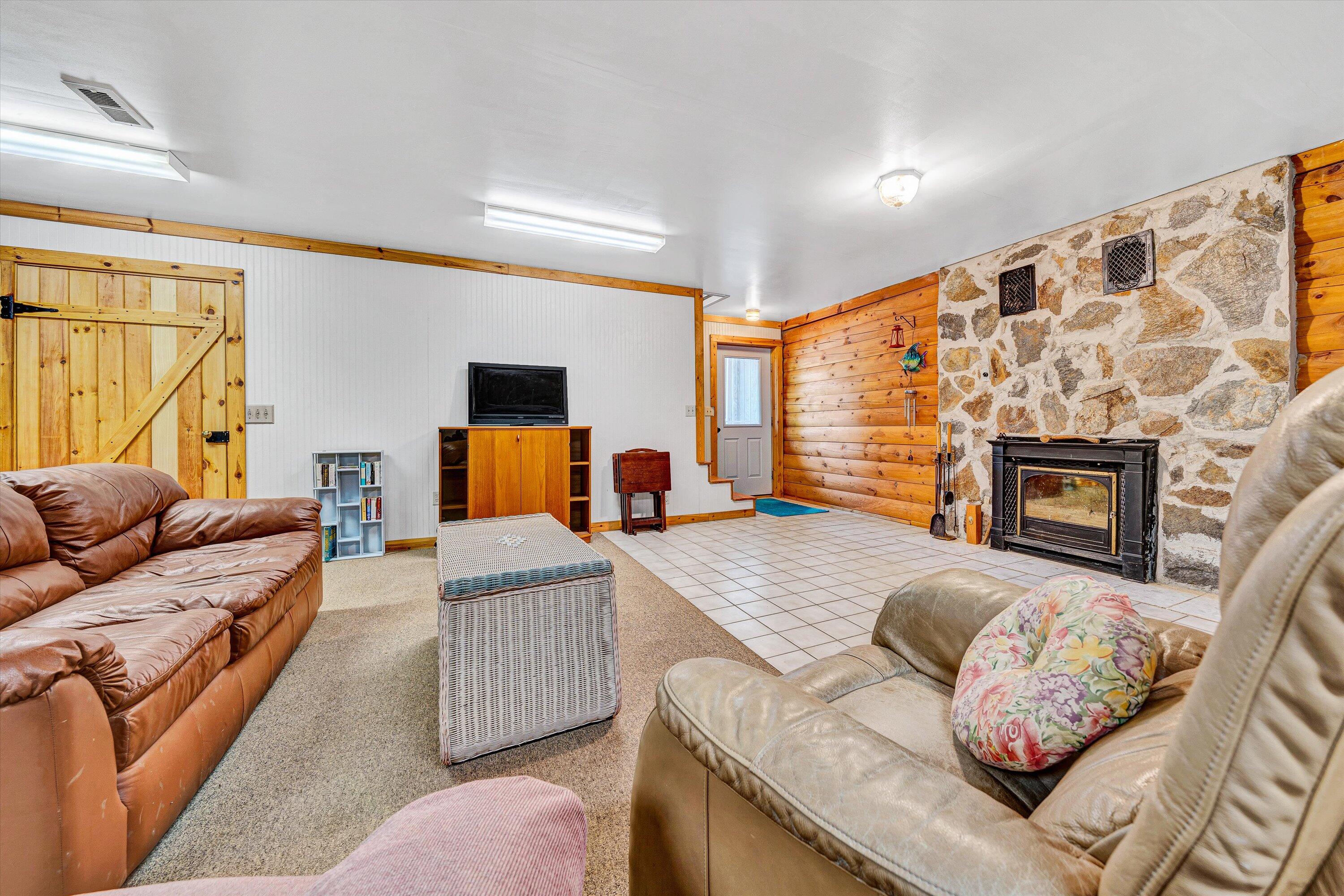 Moneta, Virginia 24121, United States, 4 Bedrooms Bedrooms, ,4 BathroomsBathrooms,Residential,Pending,143572