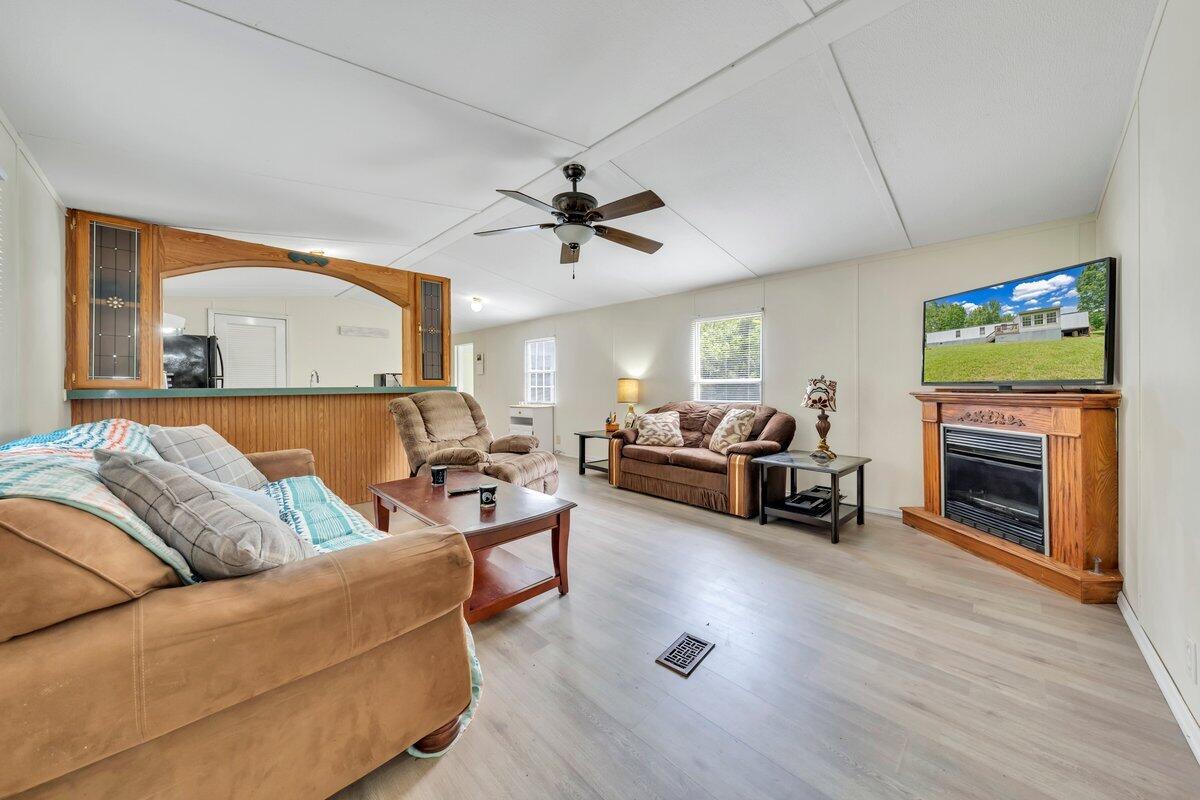 2028 Twin Peaks Dr, Bedford, Virginia image 3