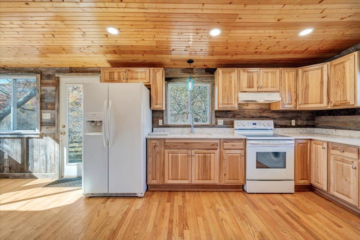 Big Island, Virginia 24526, United States, 2 Bedrooms Bedrooms, ,1 BathroomBathrooms,Residential,Pending,241567