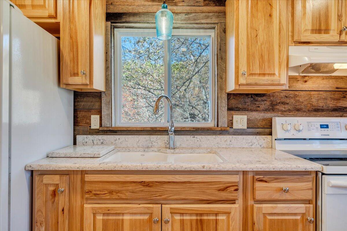 Big Island, Virginia 24526, United States, 2 Bedrooms Bedrooms, ,1 BathroomBathrooms,Residential,Pending,241567