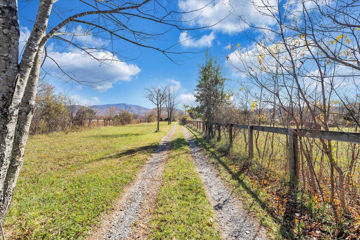 Big Island, Virginia 24526, United States, 2 Bedrooms Bedrooms, ,1 BathroomBathrooms,Residential,Pending,241567