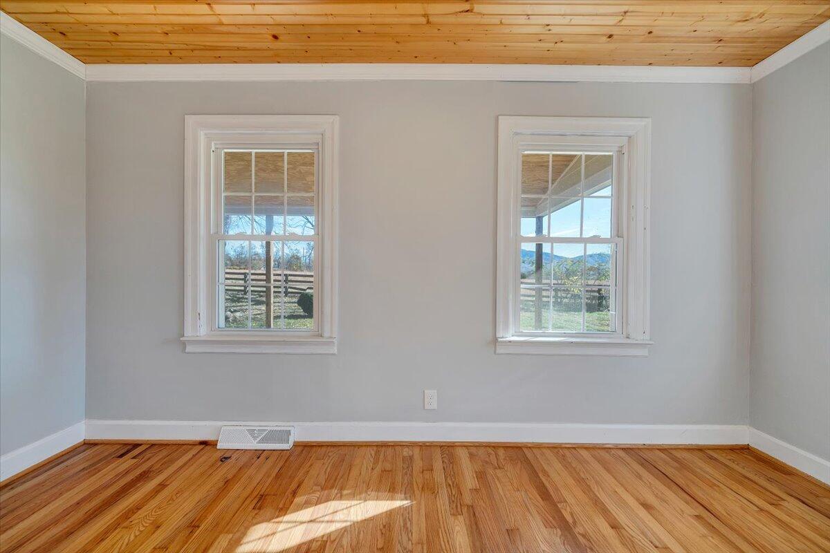 Big Island, Virginia 24526, United States, 2 Bedrooms Bedrooms, ,1 BathroomBathrooms,Residential,Pending,241567