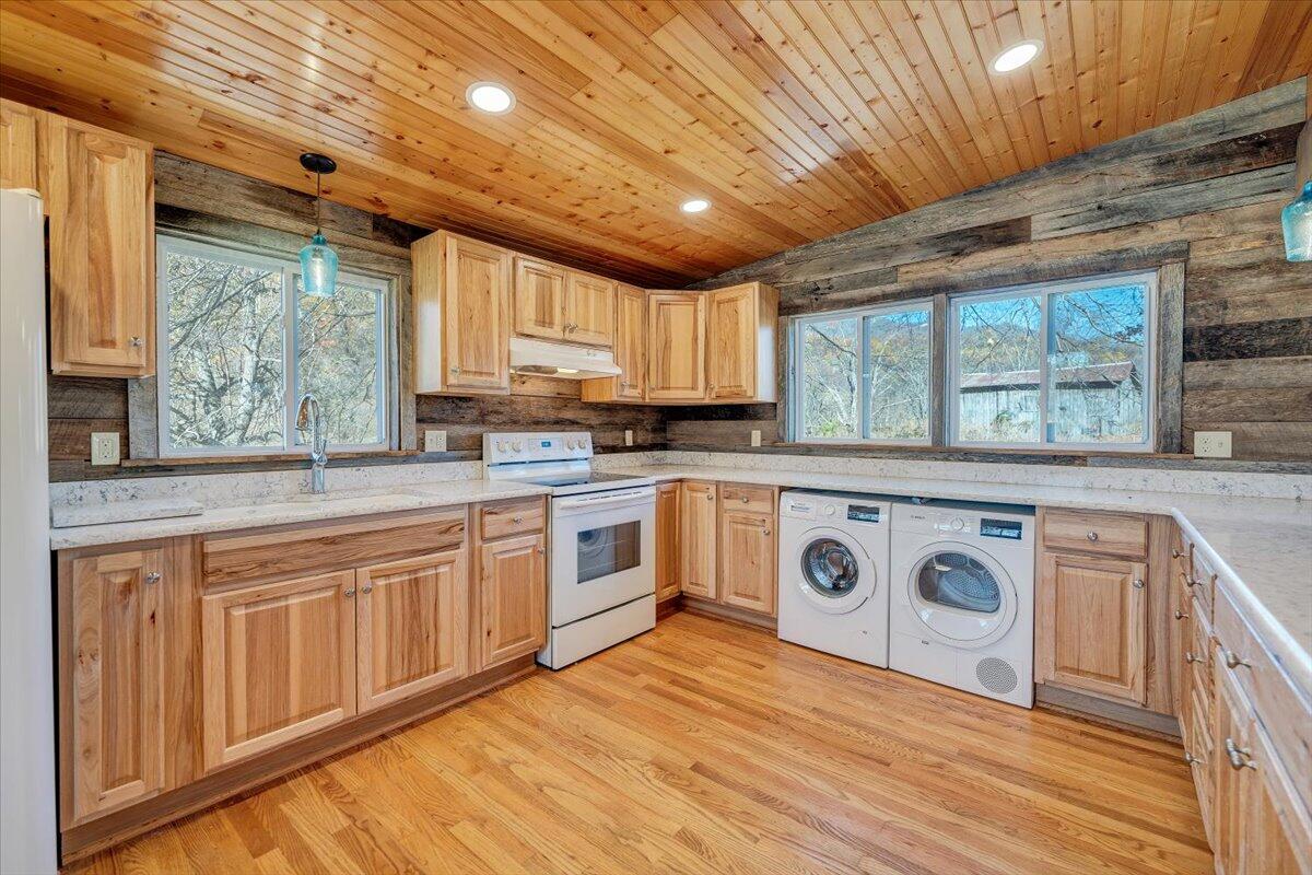 Big Island, Virginia 24526, United States, 2 Bedrooms Bedrooms, ,1 BathroomBathrooms,Residential,Pending,241567