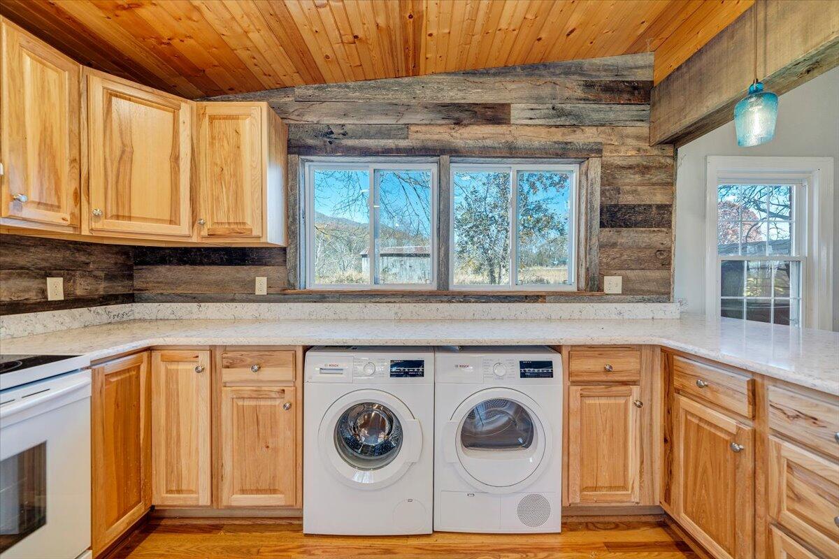 Big Island, Virginia 24526, United States, 2 Bedrooms Bedrooms, ,1 BathroomBathrooms,Residential,Pending,241567