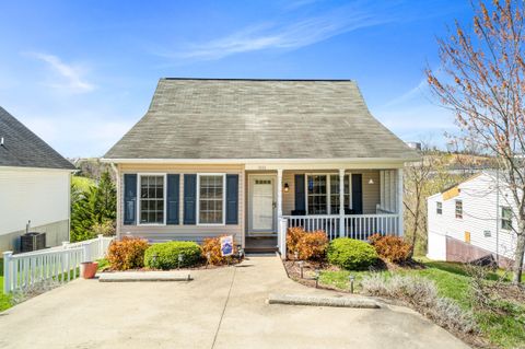 Photo of 1004 Middlebrook AVE, Staunton, VA 24401 (MLS # 926059)