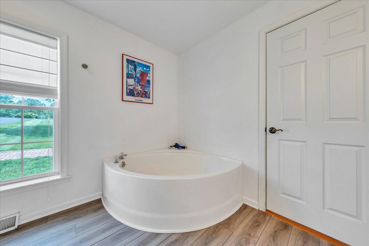 414 Mallard Cove Rd, Moneta, Virginia image 32