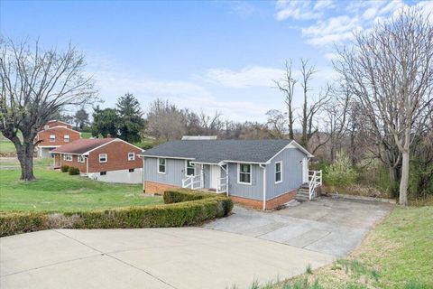 Photo of 2633 Springhill DR NW, Roanoke, VA 24017 (MLS # 925653)