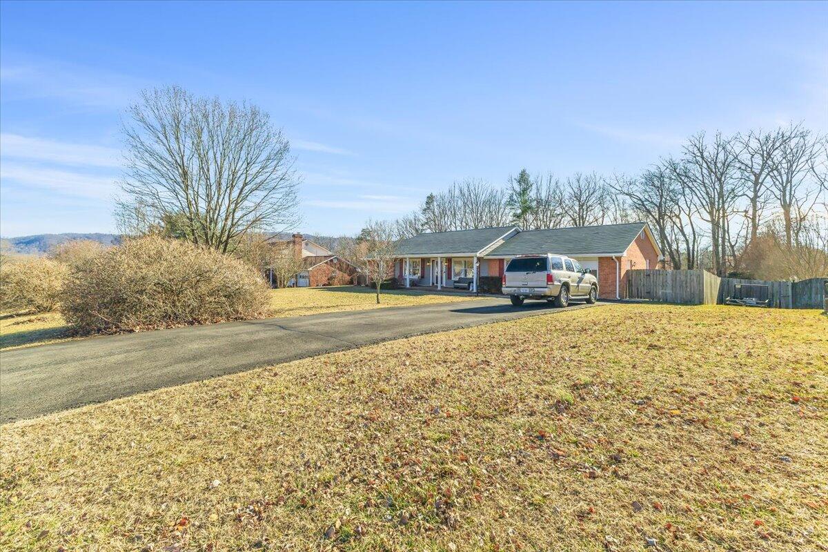 1147 Knollwood Dr, Troutville, Virginia image 3