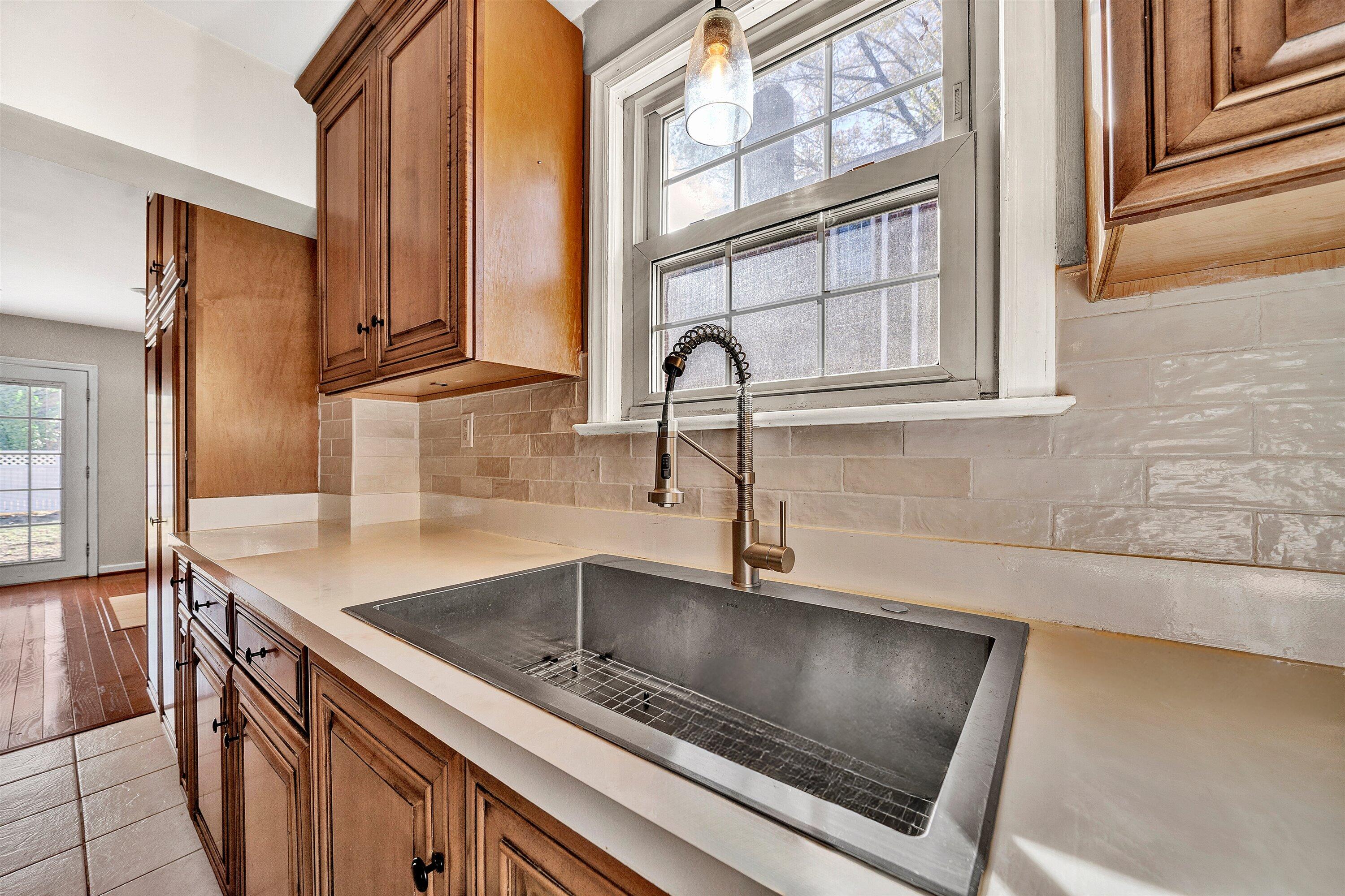 Roanoke, Virginia 24015, United States, 3 Bedrooms Bedrooms, ,2 BathroomsBathrooms,Residential,Pending,28100