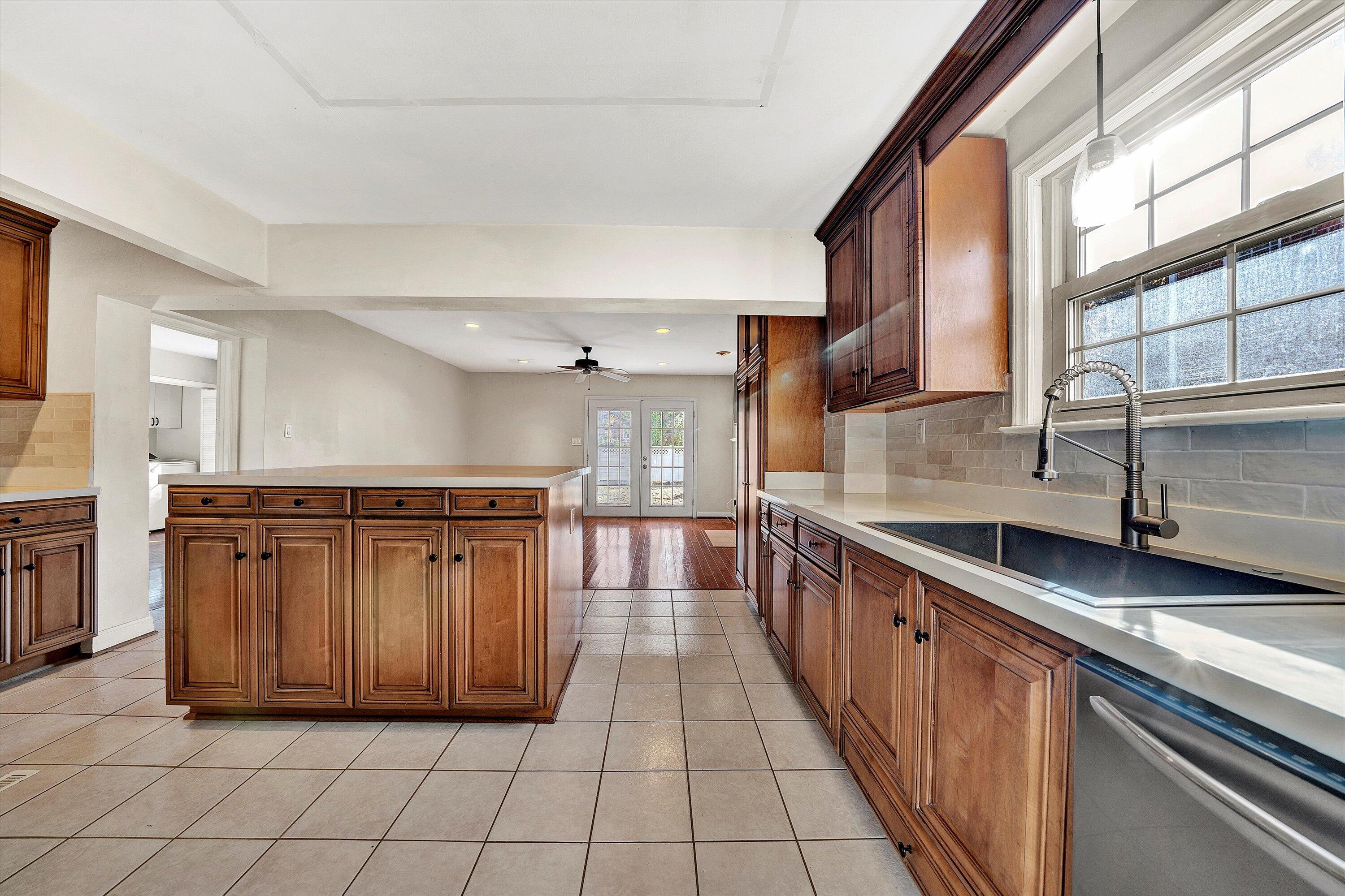 Roanoke, Virginia 24015, United States, 3 Bedrooms Bedrooms, ,2 BathroomsBathrooms,Residential,Pending,28100