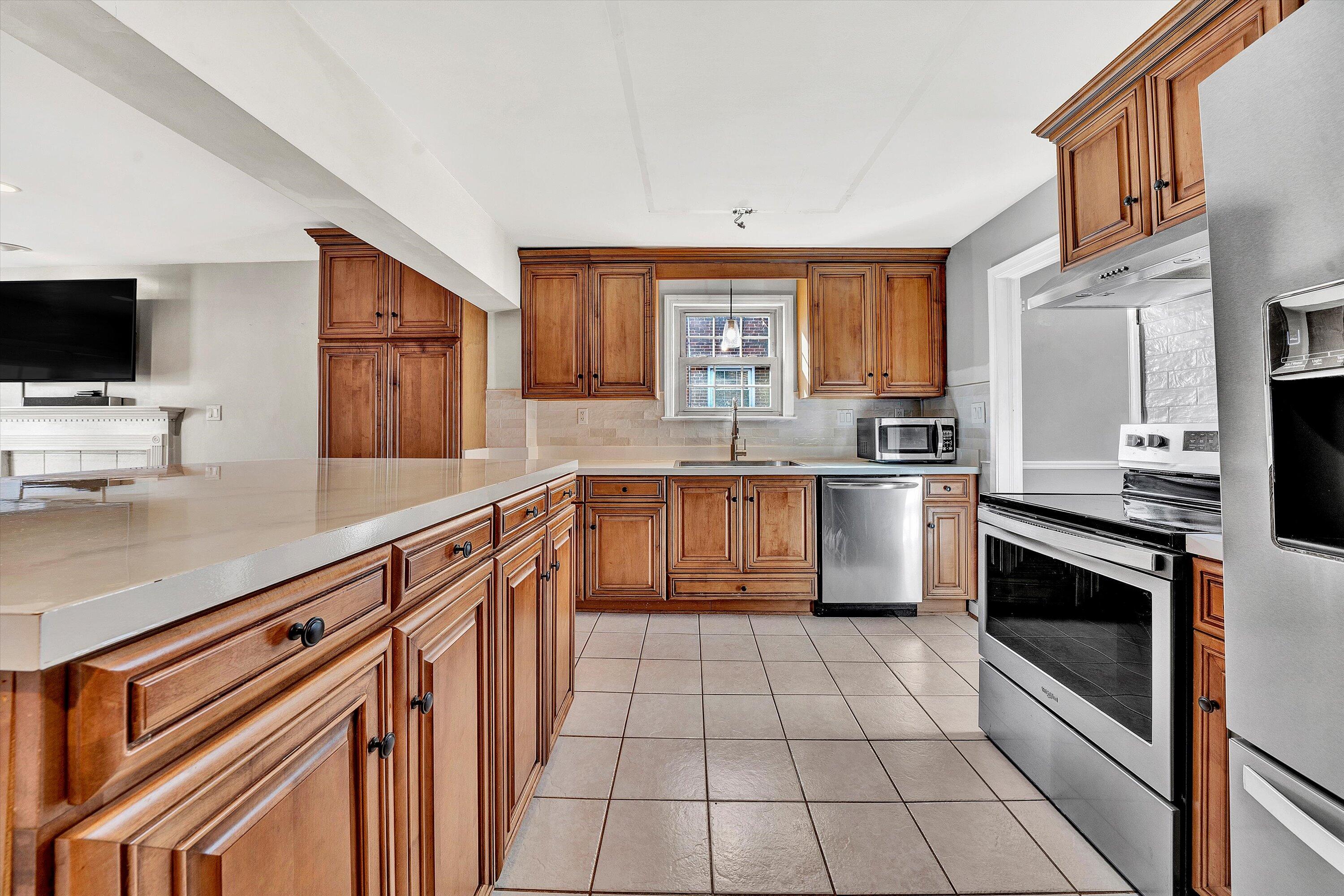 Roanoke, Virginia 24015, United States, 3 Bedrooms Bedrooms, ,2 BathroomsBathrooms,Residential,Pending,28100