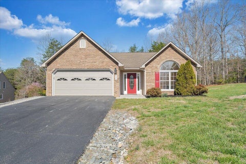 Homes For Sale - 204 Montgomery Farms Ave<br/> Moneta, VA 24121