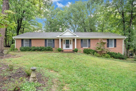 Homes For Sale - 3010 Links Manor Dr<br/> Salem, VA 24153