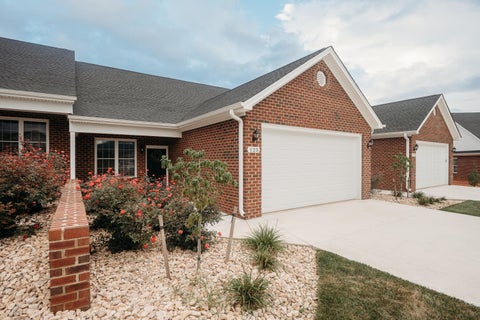 Townhouse For Sale - 182 Villa Oak Cir<br/> Bedford, VA 24523