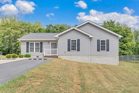 Homes For Sale - 205 Rutledge Cir<br/> Salem, VA 24153