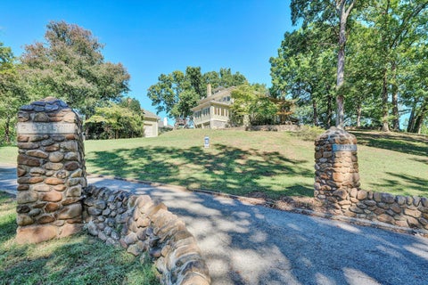 Photo of 3015 Avenham AVE SW, Roanoke, VA 24014 (MLS # 931793)