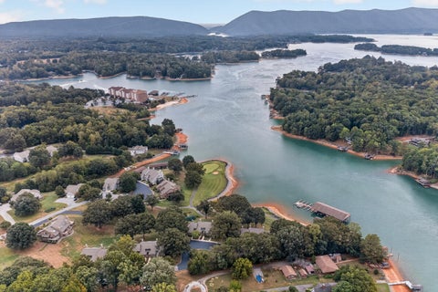 Townhouse For Sale - 216 Monoacan Trl<br/> Huddleston, VA 24104