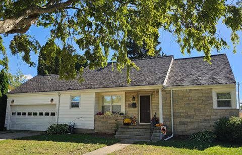 Photo of 115 E Pinehurst Street, Sidney, OH 45365 (MLS # 1041979) Photo of 115 E Pinehurst Street, Sidney, OH 45365 (MLS # 1041979)
