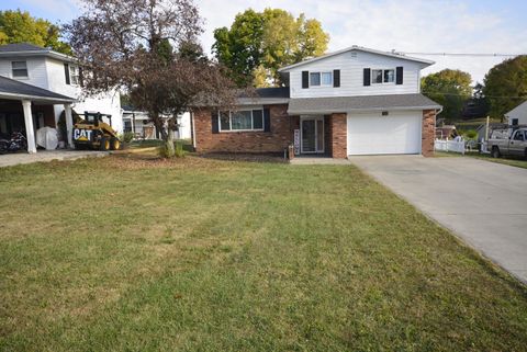 Photo of 828 N Circle Drive, Wapakoneta, OH 45895 (MLS # 1041519) Photo of 828 N Circle Drive, Wapakoneta, OH 45895 (MLS # 1041519)