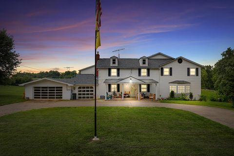 Photo of 1901 Armstrong Road, Fairborn, OH 45324 (MLS # 1040744) Photo of 1901 Armstrong Road, Fairborn, OH 45324 (MLS # 1040744)