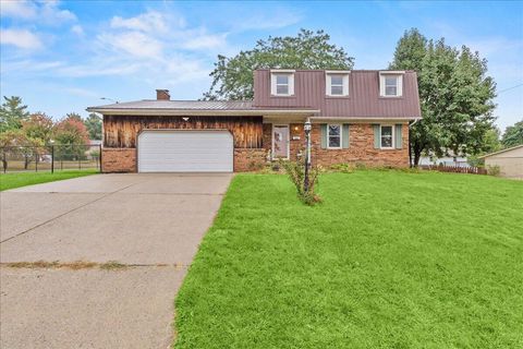 Photo of 516 Hilltop Drive, Bellefontaine, OH 43311 (MLS # 1041471) Photo of 516 Hilltop Drive, Bellefontaine, OH 43311 (MLS # 1041471)