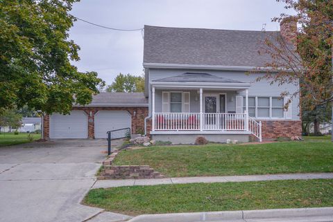Photo of 420 Hoopengarner St, Wapakoneta, OH 45895 (MLS # 1042254)