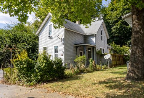 Photo of 110 E Madison Avenue, Springfield, OH 45504 (MLS # 1041571)