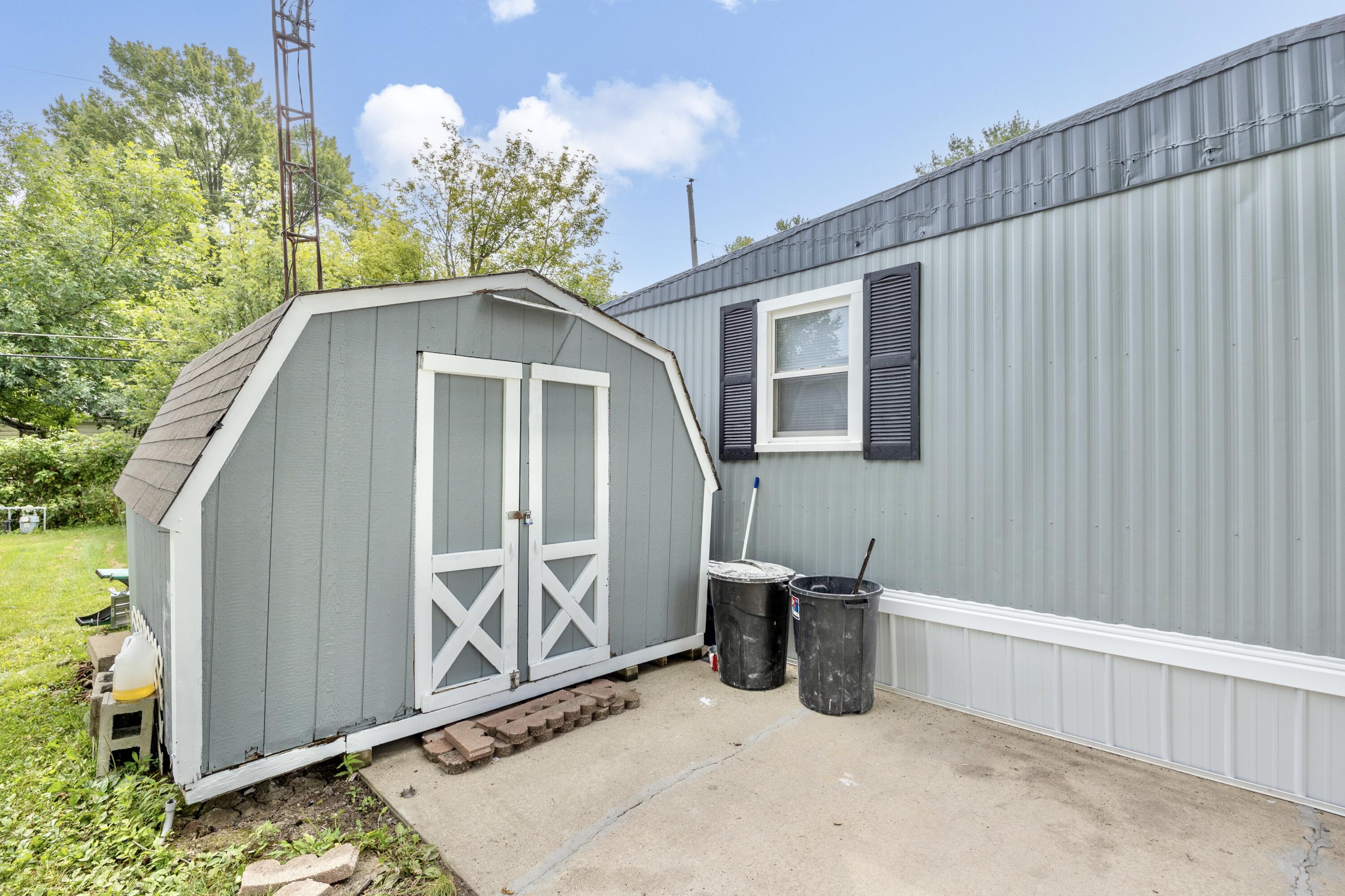 Photo 2 of 25 of 10912 Ash Street 35 mobile home