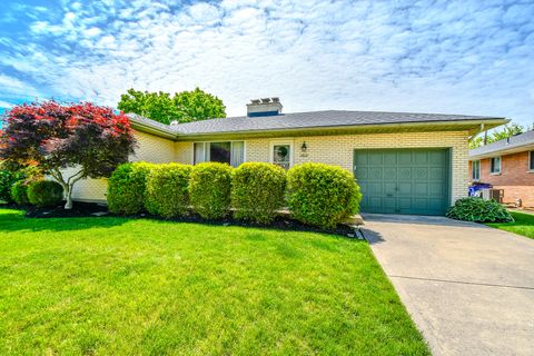 Photo of 1404 Pinecrest Drive, Dayton, OH 45414 (MLS # 1045482)