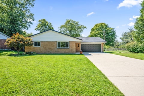 Photo of 4095 Raymond Drive, Enon, OH 45323 (MLS # 1048099)