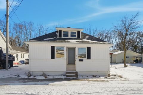 Photo of 606 Highland Avenue, Wapakoneta, OH 45895 (MLS # 1043442)
