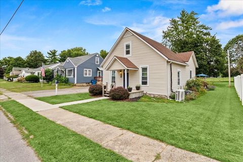 Photo of 325 Washington Avenue, Bellefontaine, OH 43311 (MLS # 1041047)