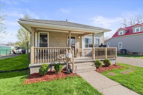 Photo of 526 W Chillicothe Avenue, Bellefontaine, OH 43311 (MLS # 1044903)