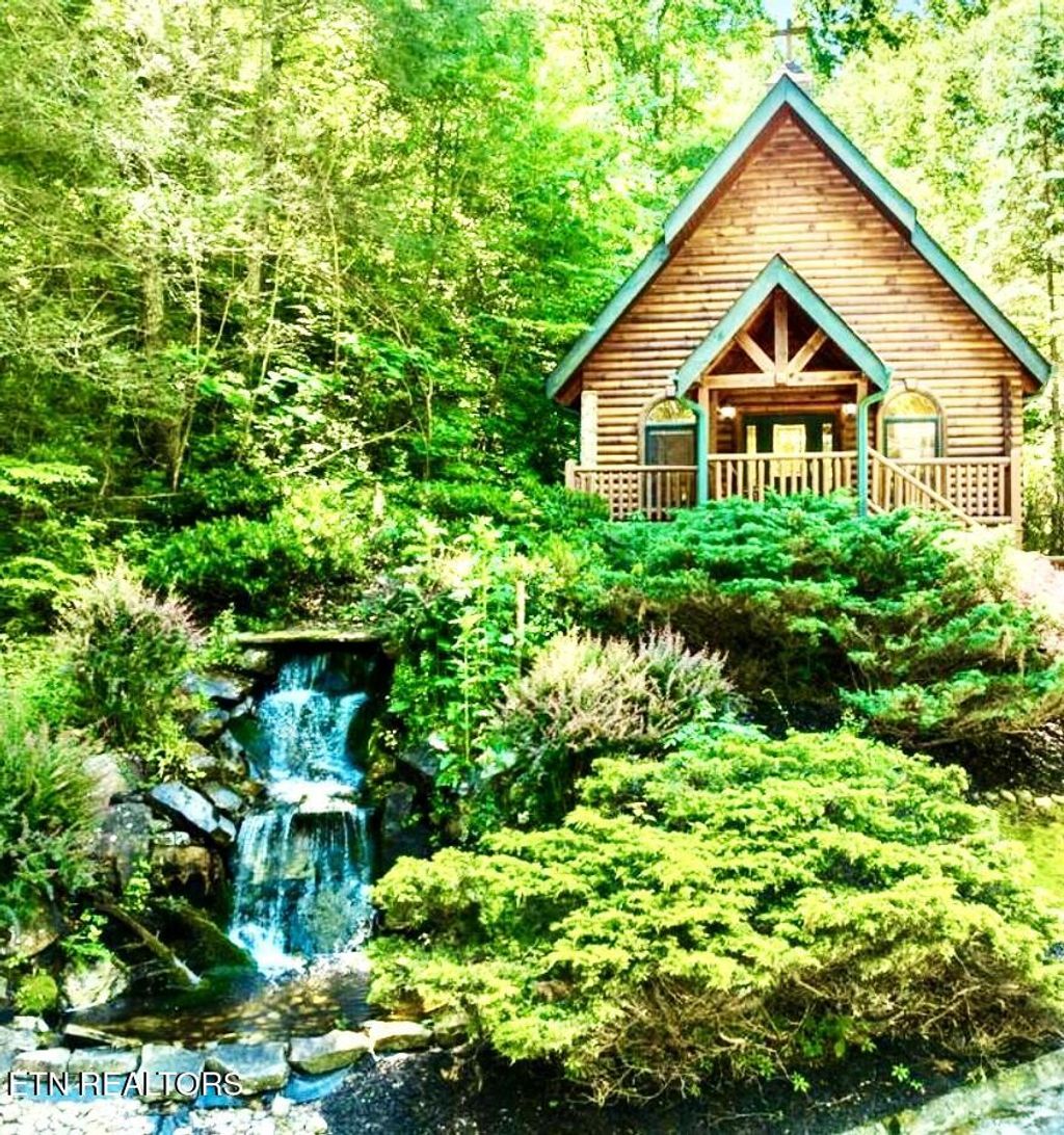 Photo of 703 Glory Ridge Way Way, Gatlinburg, TN 37738 (MLS # 1302831)